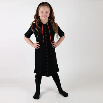 Лятна рокля за момиче с къс и дълъг ръкав, детски дрехи копчета отпред, детски дрехи черно на цвят в рубчик с качулка и червена нишка